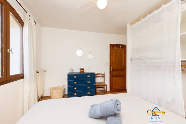 Stel je voor dat je hier ontspant, met zachte handdoeken op het bed. De grote rieten mand is perfect voor het opbergen van je persoonlijke spullen.