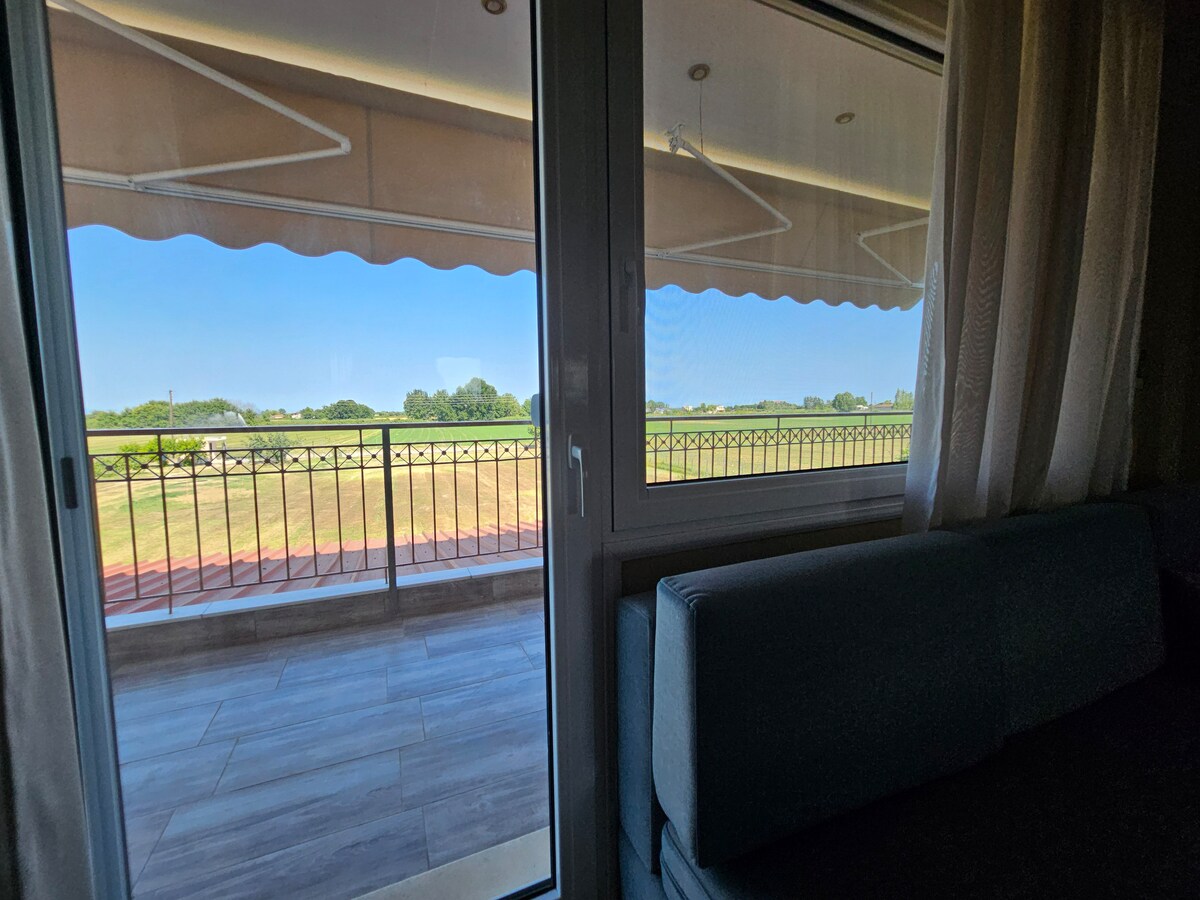 Pamje nga brenda dhomës së ndenjjes