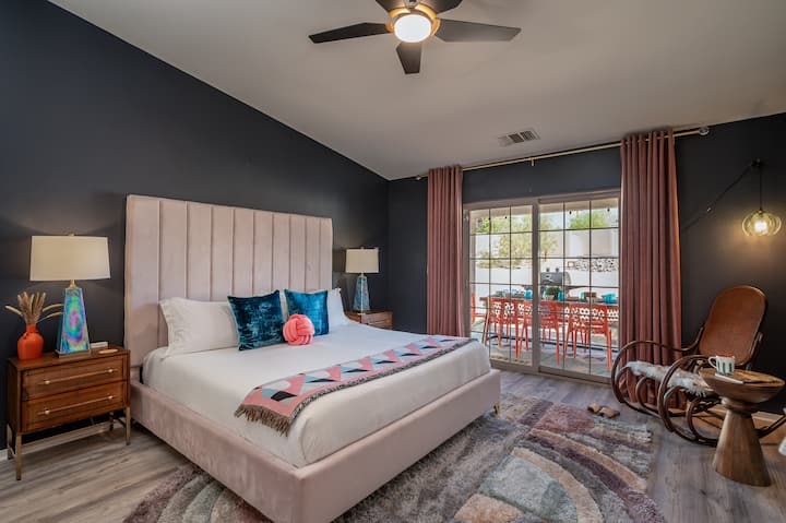 V primárnom apartmáne sa môžu ubytovať až 3 hostia. Pri rezervácii pre 3 hostí je možné umiestniť rozkladaciu posteľ pre 2 osoby do spálne alebo vonku do obytného priestoru. 