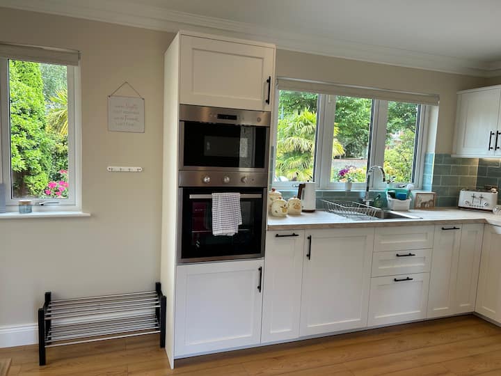 Self Contained Studio With Kitchen And Bathroom - Swords