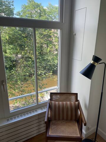 Stunning and spacious canal home with roof deck gallery image 5