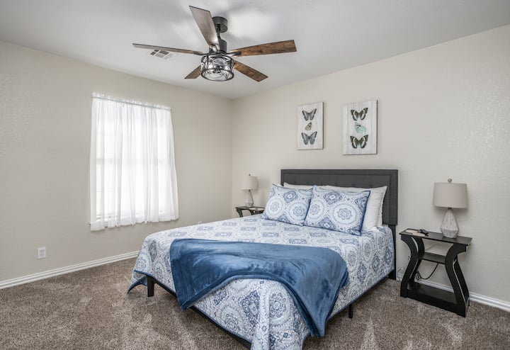 Indulge in a beautifully decorated queen bed complete with extra blankets, a convenient charging station, a state-of-the-art smart TV, and access to multiple streaming apps.