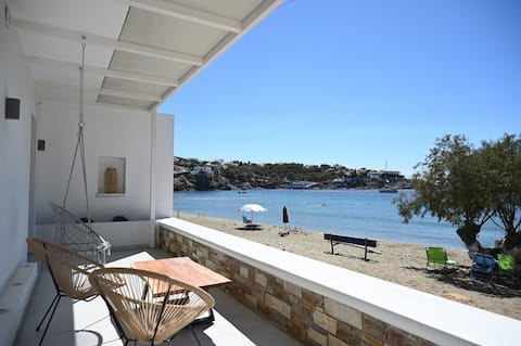 Beach-front cycladic suite