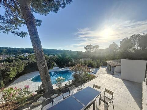 House near Aix, quiet swimming pool and open view