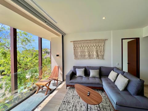 Anuncio de Airbnb popular: Splendid 2-BR Condo | 4 Pools, Gym, Rooftop, Wifi en Tulum
