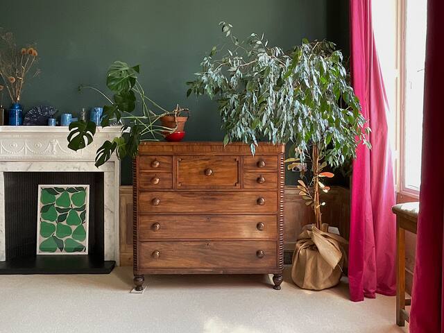 Leafy & Spacious Artists Home. Super Central. gallery image 3