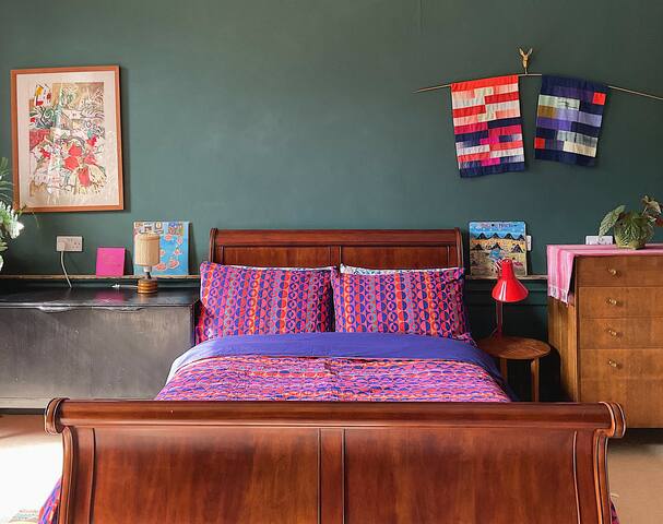 Leafy & Spacious Artists Home. Super Central. gallery image 2