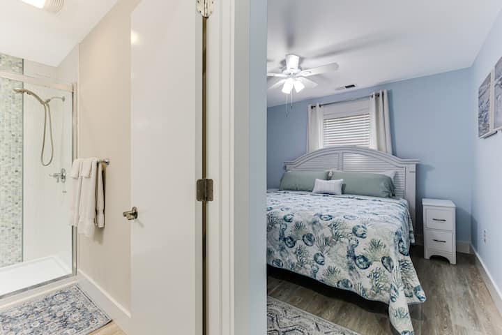 Krevat dopio "king", abazhurë dhe komodina. Komodinë e plotë, televizor i montuar në mur, ventilator tavani me telekomandë.