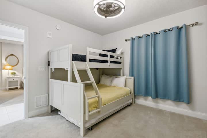 Cama completa con litera individual en la parte superior. También ofrece un nido extraíble individual debajo para dormir hasta 4 personas en este dormitorio. 