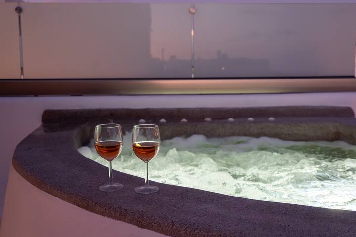 NEW Lux Yiota Collection 3 Suites & 3 Jacuzzi gallery image 3