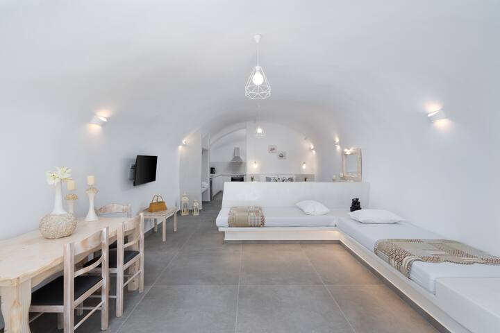 NEW Lux Yiota Collection 3 Suites & 3 Jacuzzi gallery image 2