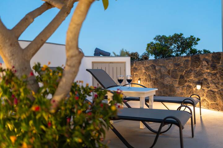 NEW Lux Yiota Collection 3 Suites & 3 Jacuzzi gallery image 4