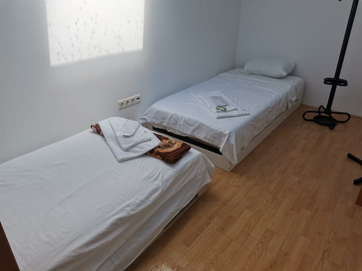 Dhoma e dytë e gjumit
të gjitha dhomat e gjumit kanë grila Velux dhe një ngjyrë bezhë dhe druri
dy krevate  me madhësi 200x100 cm 
peshqir trupi 
peshqir fytyre 
aromë dhome 
pantofla
ventilator elektrik në këmbë i fuqishëm
hyn në dhomën e tualetit nga brenda dhomës së gjumit