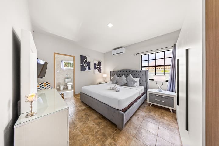 豪華なベッド1台、テレビ、豪華なエンスイートバスルームを備えたベッドルーム3