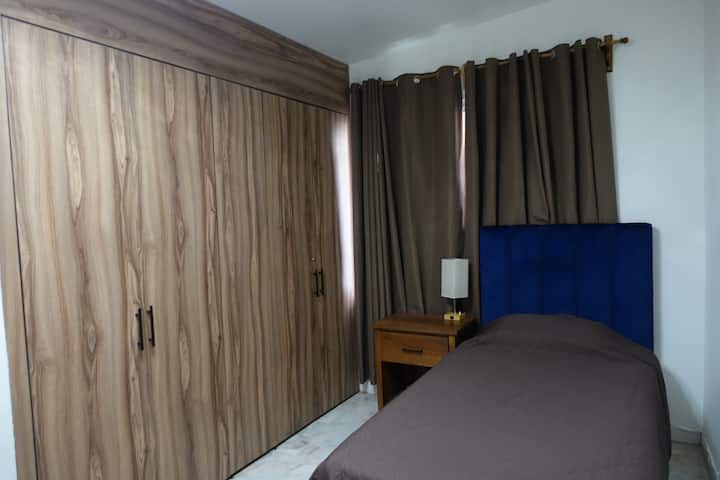 เตียงเดี่ยว ตู้เสื้อผ้าครึ่งหนึ่งสำหรับผู้เข้าพัก