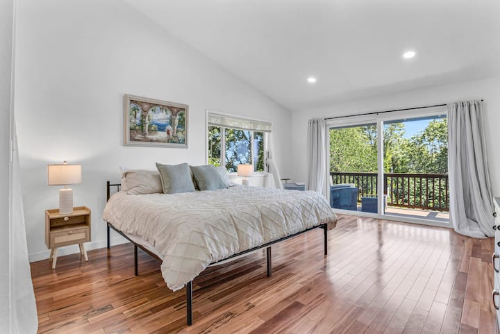 Главна спална соба на горниот кат со директен пристап до балкон