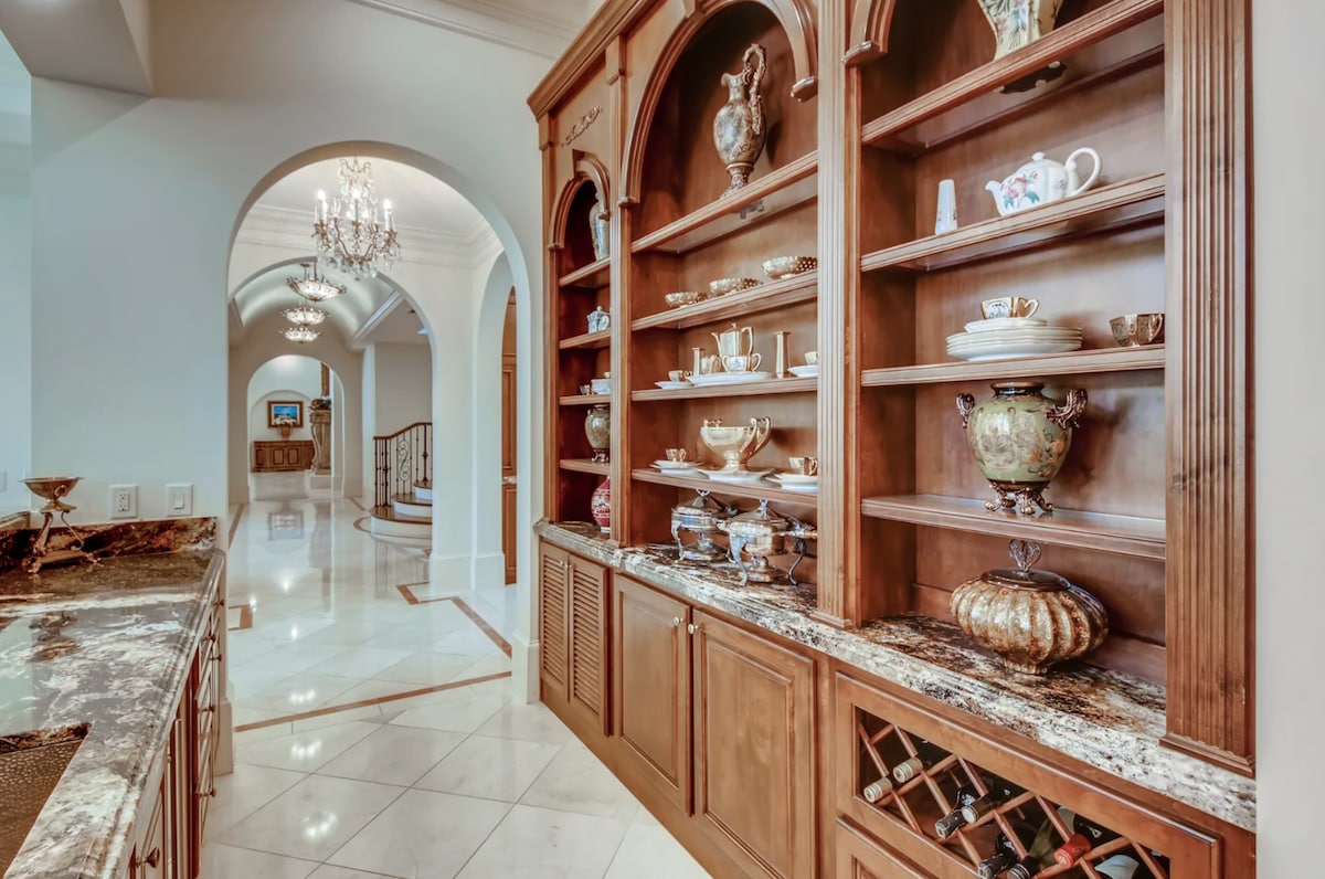 Luxury Mansion (12,900 sqft) on 54+ Acres w/ Pool