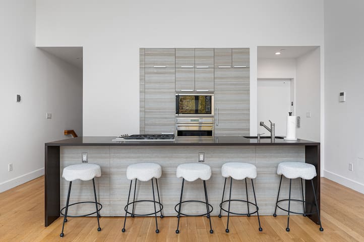 Ultra-Luxurious 3-Bedroom Loft in NYC gallery image 2