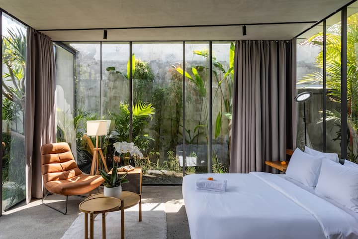 Vychutnajte si pokoj našej spálne v teplom svetle.