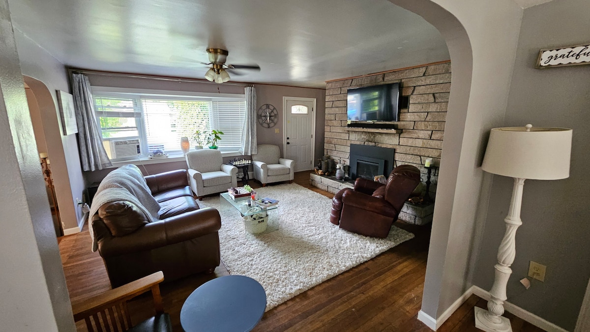 El salón está fuera de la cocina y la sala de juegos de abajo. Todos están conectados.  Televisión con Amazon Prime y youtube, también sonido envolvente. Hay un aire acondicionado que enfría la sala de juegos y la cocina de la sala de estar. 