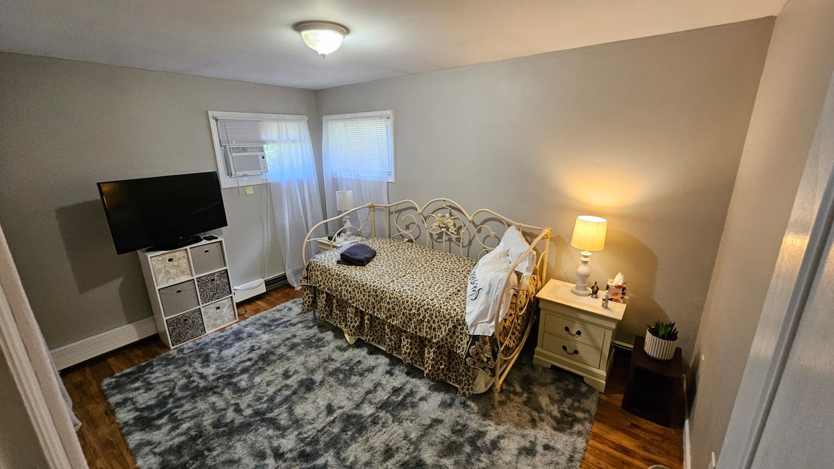 Este dormitorio tiene un sofá cama con dos colchones individuales, aire acondicionado, mesitas de noche, almacenamiento en cubículos y armarios. La televisión tiene Roku con Amazon Prime y algunas otras aplicaciones.  El nido inferior no es una ventana emergente.