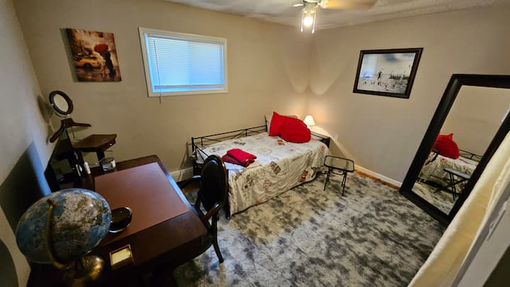 Cette chambre dispose d'un lit de repos avec deux matelas jumeaux, d'un bureau et d'une chaise, d'un placard avec rangement pour commode. Ventilateur de plafond - pas de climatisation