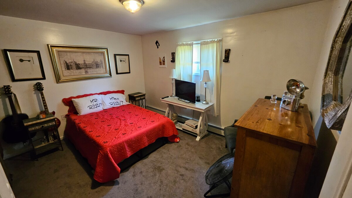 Este dormitorio tiene una cama doble, almacenamiento en el pecho y silla. El lado izquierdo del armario solo está disponible. Este dormitorio tiene ventilador, sin aire acondicionado. 