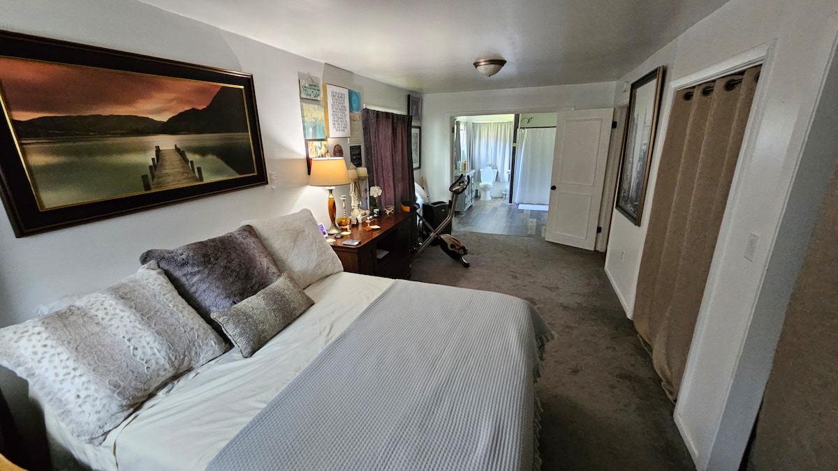 Dormitorio principal/ baño. TV - Amazon Prime, Paramount y YouTube. Credenza y armario para almacenamiento. Equipado con Google Home, que controla las luces en el baño y en el dormitorio. Solo tienes que decir OK Google... enciende la luz de la habitación. 