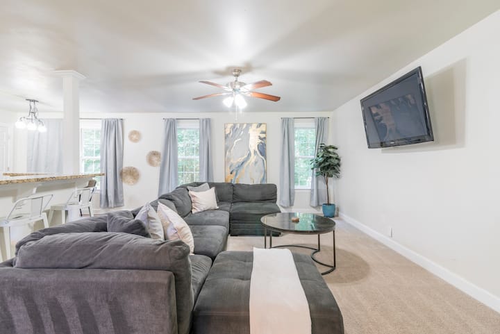 University City 4br Retreat: Style & Space For 10 - Lake Norman, NC