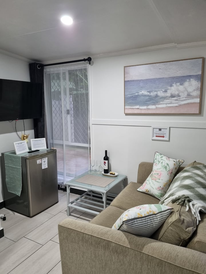 Cosy Pet Friendly GrannyFlat and private courtyard