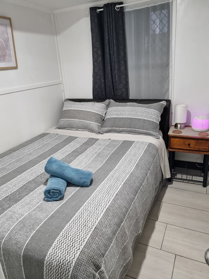 Bračni krevet (160x200) s iznimno udobnim madracem. Osigurana je čista posteljina. NAPOMENA: položaj kreveta je naslonjen na jedan zid koji možda neće odgovarati svim parovima 