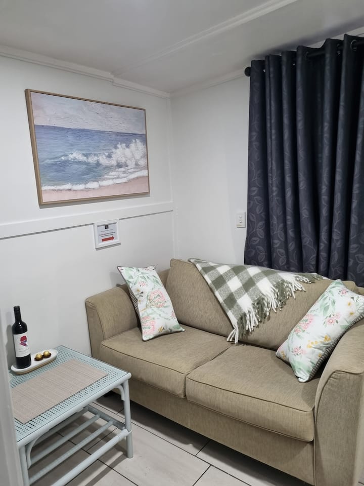 Cosy Pet Friendly GrannyFlat and private courtyard