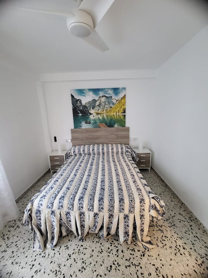 ოთახი ორმაგი საწოლით, კონდიციონერითა და ჭერის ვენტილატორით. საწოლის დამატებითი ზეწრები, გადასაფარებლები და საბნები