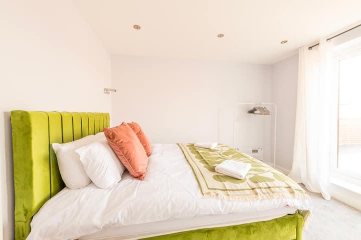 Flygt til ro i vores rolige soveværelse 1, hvor en hyggelig kingsize-dobbeltseng lokker dig til at slappe af og slappe af. Træd ud på din private balkon, og indånd den friske luft og nyd den fantastiske udsigt, mens du glider ud i drømmelandet.