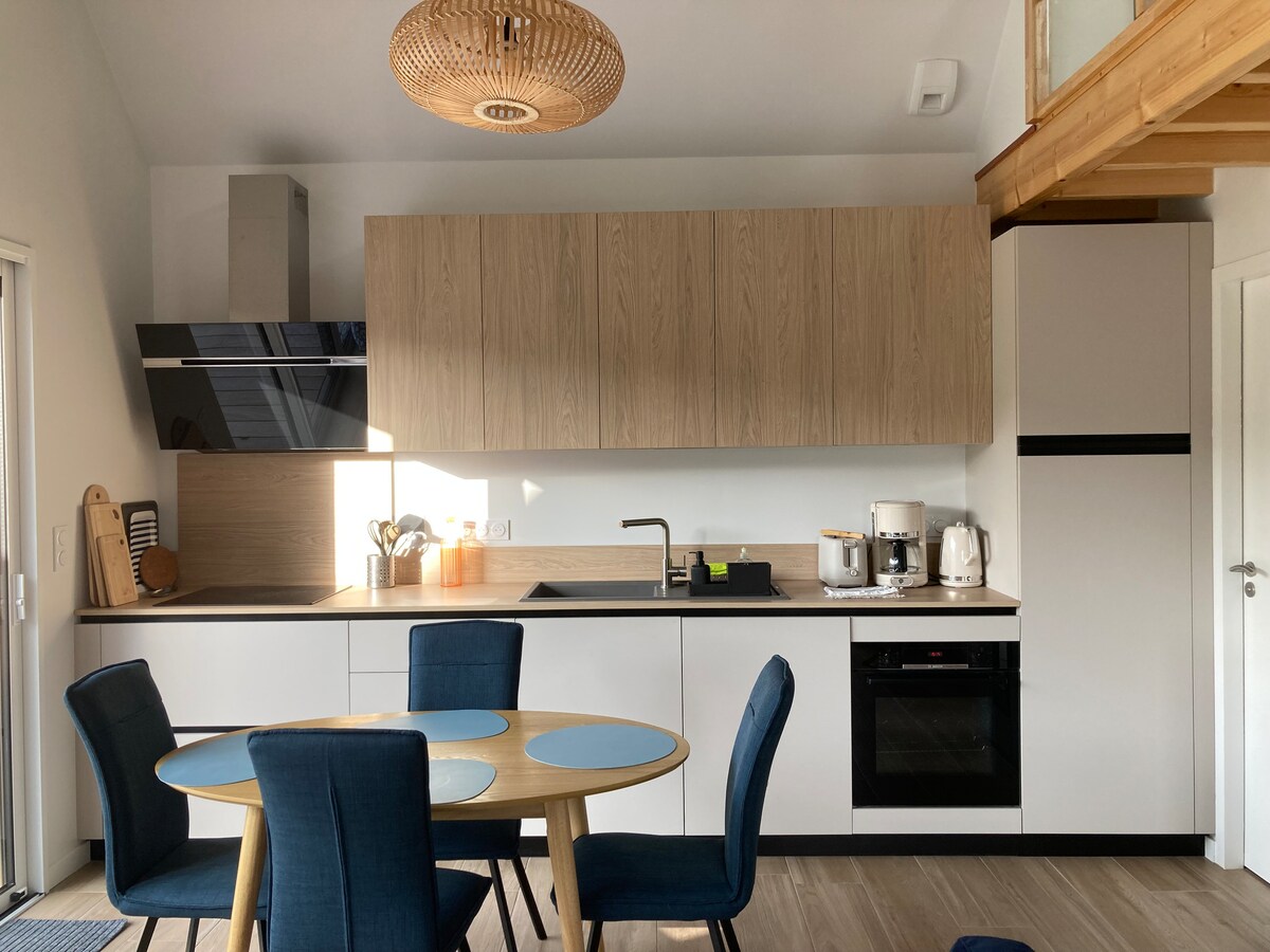 Popular Airbnb listing: "Les chalets de Bénance", "Les Fleurs" cottage. in Sarzeau