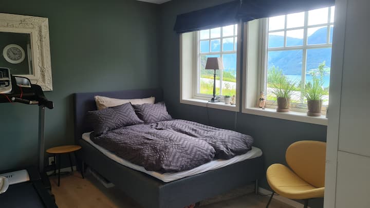 Manželská posteľ široká 140 cm. 