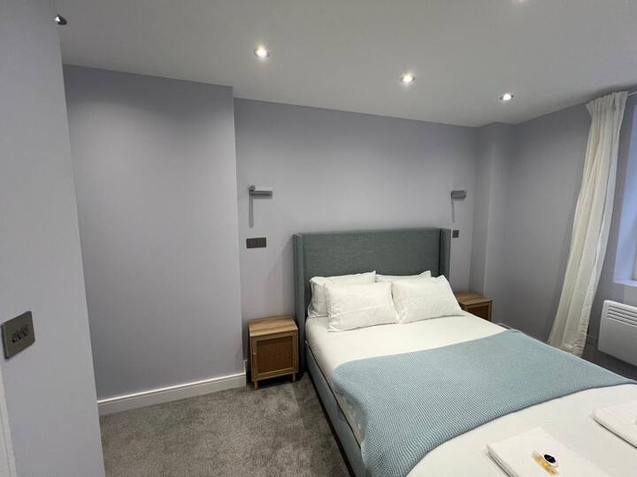 Spavaća soba 1 nudi savršeno utočište s prostranim bračnim krevetom,  čistom posteljinom i ručnicima te vas poziva da se opustite i udobno spavate.