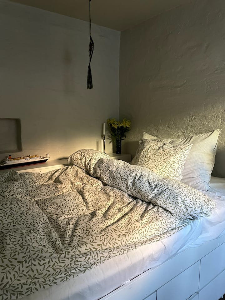 Спалня, с легло от 140 см. Тихо и тихо с изглед към задния двор. 