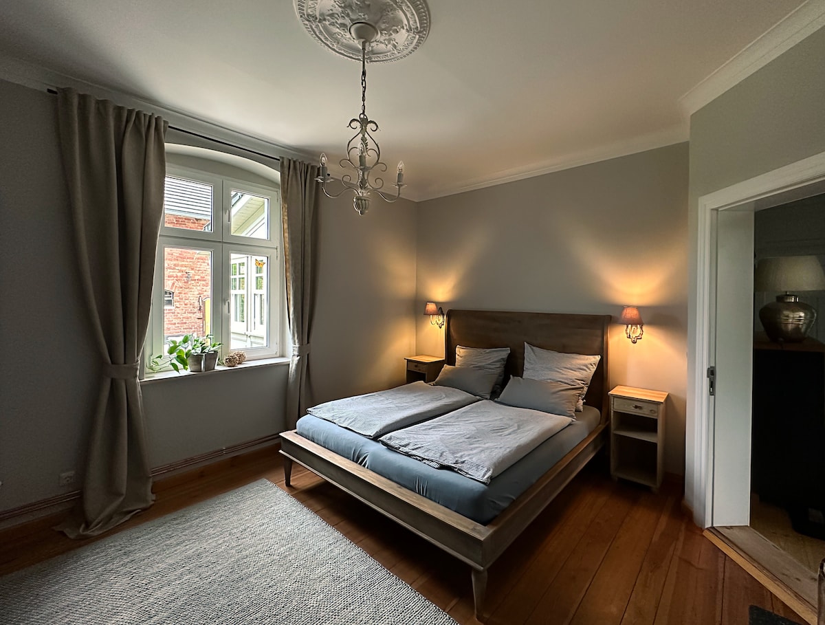 Në krevatin tonë luksoz prej druri të mangos, ata do të flenë të qetë dhe të relaksuar.