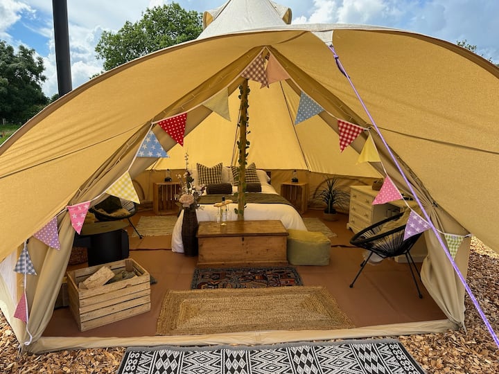 Luxury Bell Tent With Hot Tub (2 People) - Derbyshire