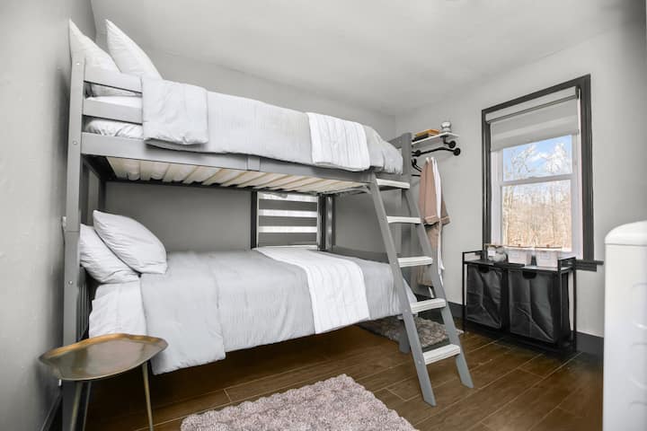 The Lake Erie Room, koji se nalazi na glavnoj etaži uz kuhinju, ima dva kreveta na kat, praonicu rublja i sjenila za zamračivanje sobe za miran san. Za dodatnu udobnost osigurana su dva luksuzna ogrtača.