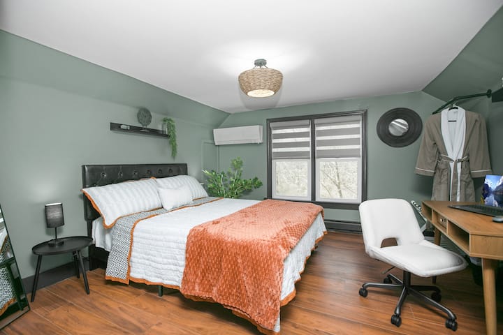 The Lake Michigan Room is designed for comfort and functionality with a split-unit AC/heating and floorboard heating to keep you cozy year-round. Uključeno je ogledalo u punoj dužini radi dodatne praktičnosti koje je savršeno za pripremu za noćni izlazak.