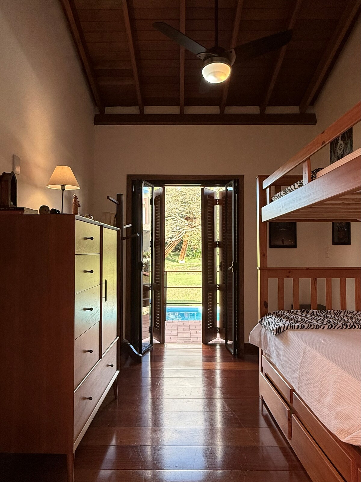 Janela komt uit op een lekker balkon met uitzicht op het zwembad en de tuin.
Plafondventilator
