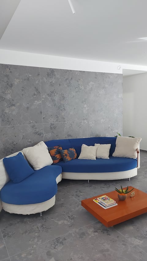 3-minute walk to the sea, 3 bedrooms, sleeps 6.