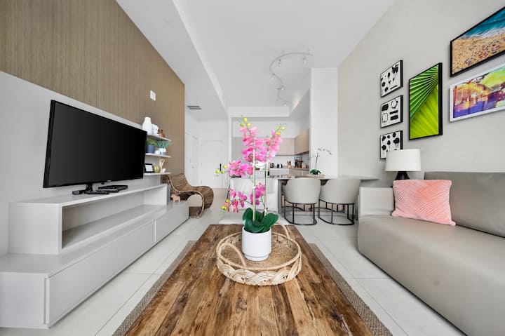 Wake Up To The Sound Of Waves In A Stylish Condo - Hallandale Beach, FL