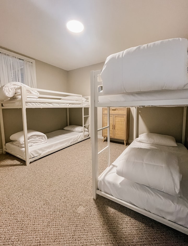 В тази спалня има две нови двуетажни легла с чисто бяло спално бельо. В него могат да се настанят четирима гости. Предлага се с детска количка, пълна с основни произведения на изкуството, игри с карти и др. 