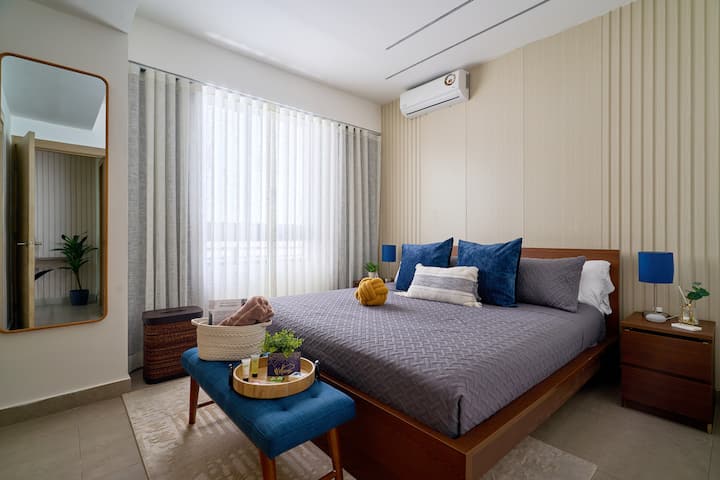 Desfrute do conforto deste quarto aconchegante e impecável, com uma cama king-size de pelúcia que promete noites tranquilas e manhãs preguiçosas. Iluminação suave, tons quentes e toques atenciosos criam um refúgio tranquilo perfeito para relaxar e recarregar as energias.