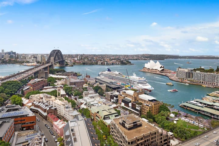 View from the shared recreation area with stunning views of the Sydney Harbour Bridge & Opera House!