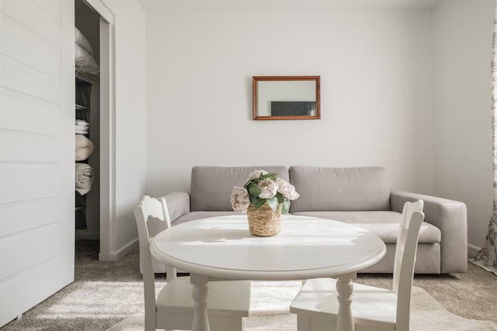 West Elm Извадете го каучот - душек со тапацирана кралица за двајца гости да спијат