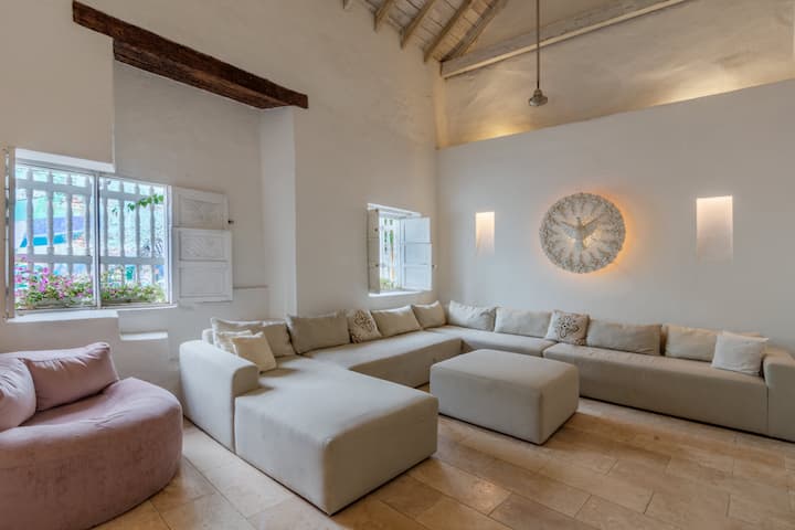 Old City | Stylish 5br House W/ Pool & Rooftop - Cartagena, Colombia